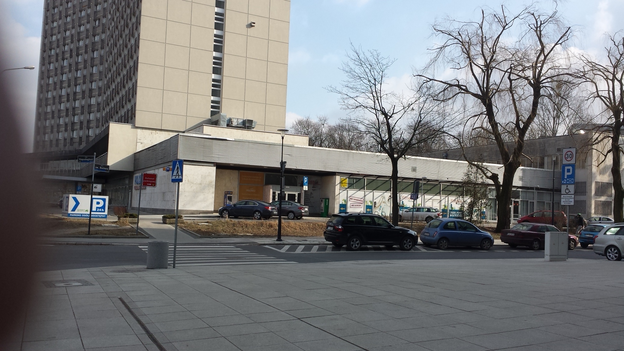 Budynek ze szkołą